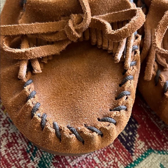 Minnetonka Tan Suede Moccasins with Fringe size 6 like new - Picture 7 of 9